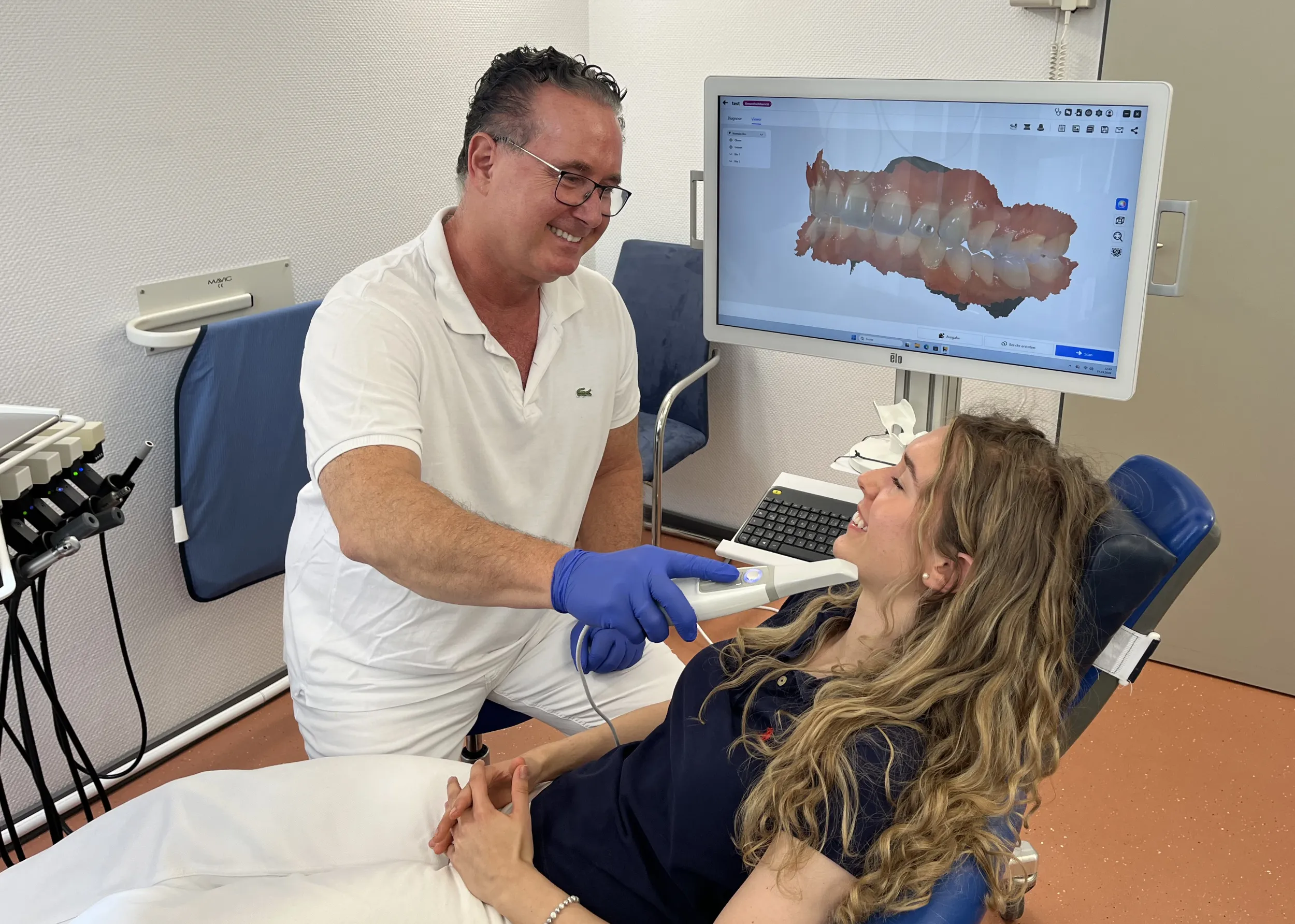 Dreidimensionale Aufnahme des Zahnes mit der CEREC-Kamera in der Zahnarztpraxis Dr. Staubach