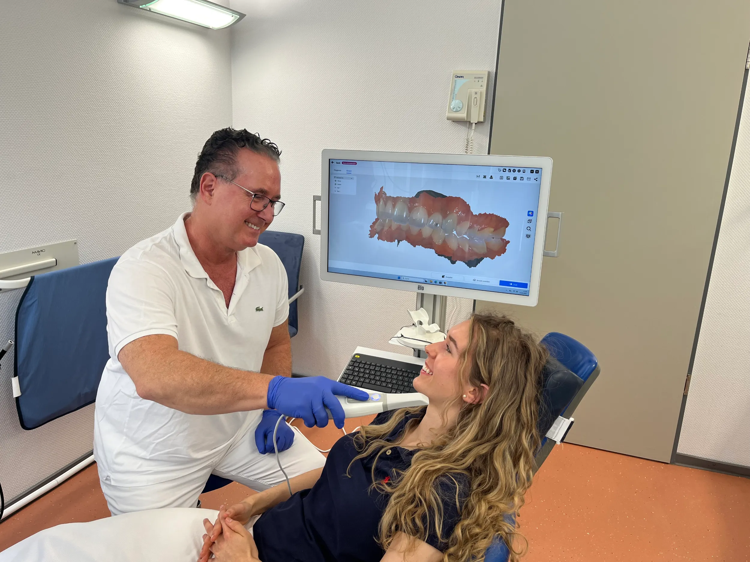 Aligner-Beratung mit dem Intraoralscanner in der Zahnarztpraxis Dr. Staubach in Hannover
