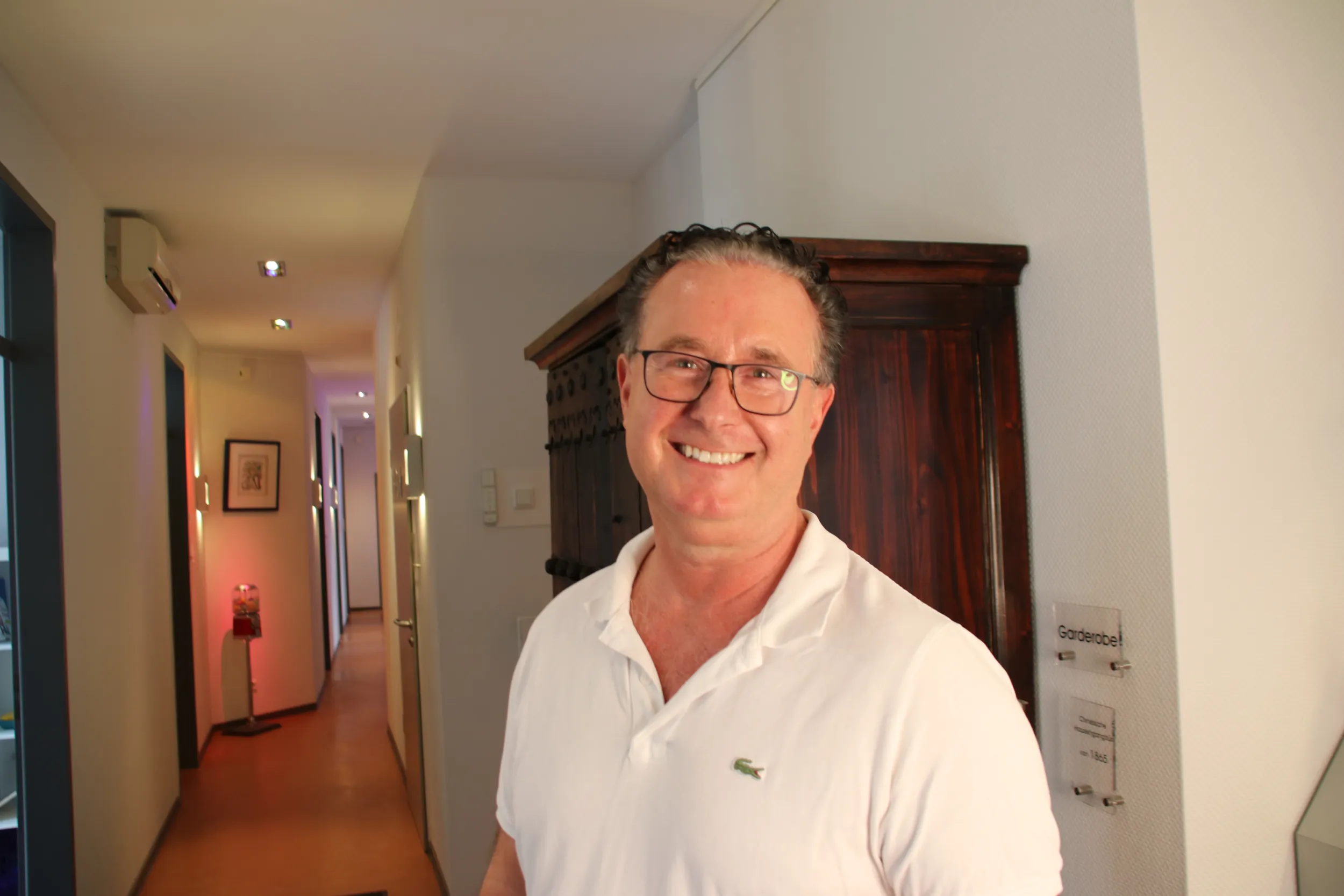 Dr. med. dent. Volker Staubach in seiner Zahnarztpraxis in Hannover Döhren