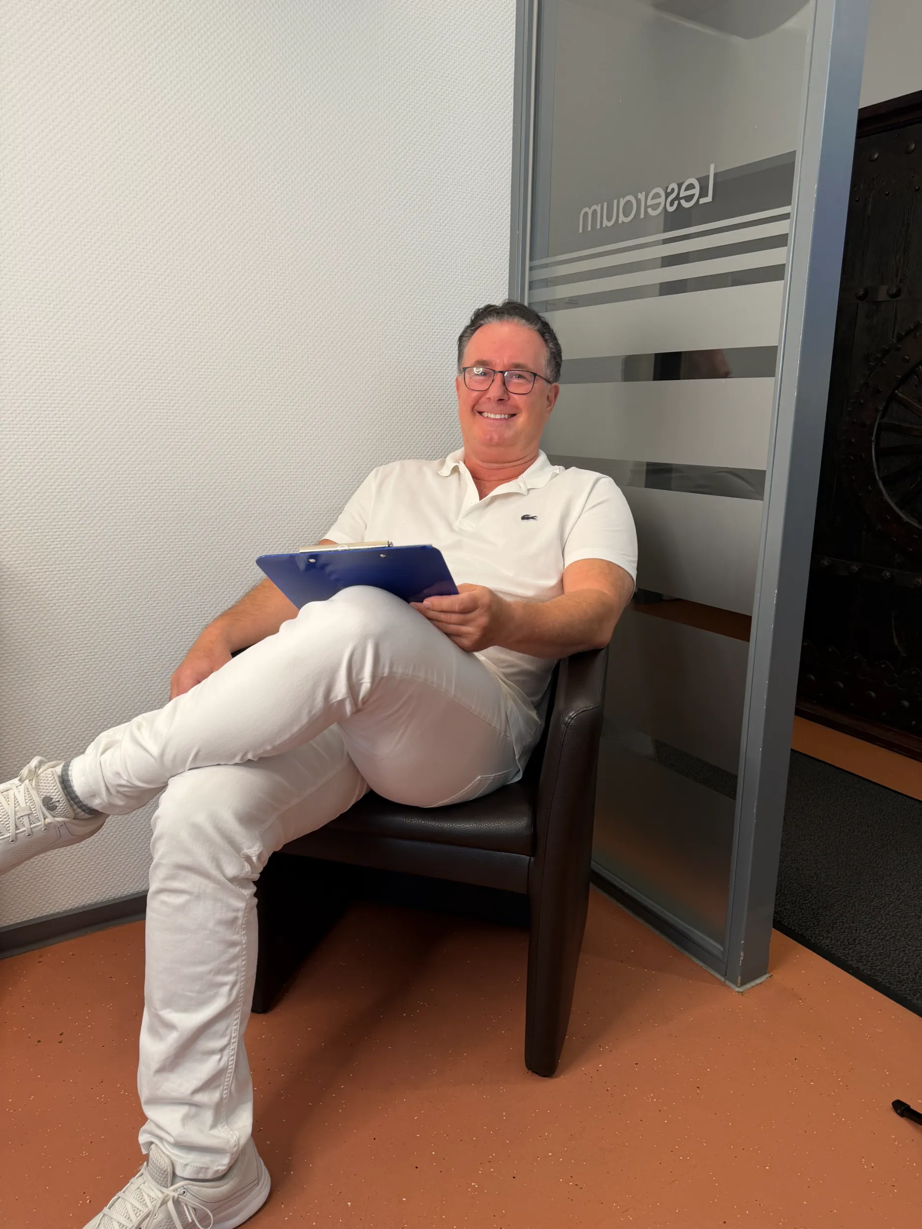 Dr. Volker Staubach mit dem Heil- und Kostenplan in der Zahnarztpraxis Hannover